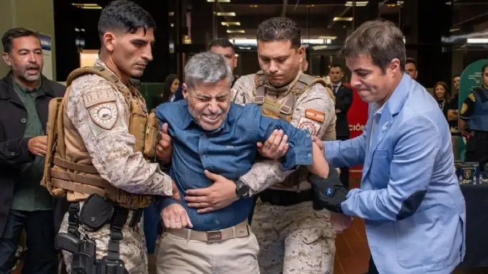 El Ministro de seguridad de Córdoba se sometió a una descarga eléctrica.