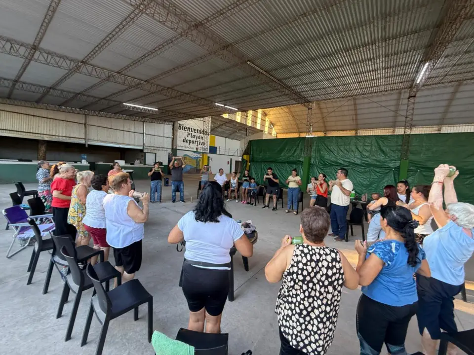 Encuentro de adultos mayores a puro movimiento y alegría en el playón de Florencia