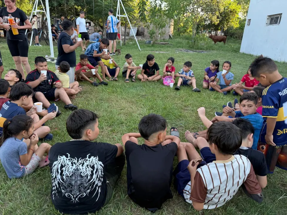 Los niños en ronda disfrutaron de la merienda.
