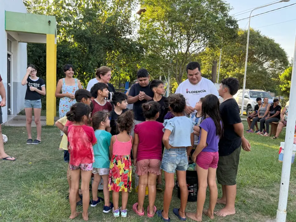 El intendente Fabio Villa disfrutó del carnaval itinerante junto a los vecinos del barrio San Pantaleón