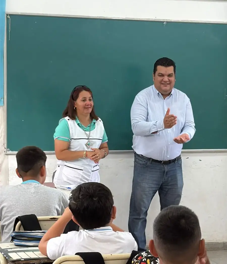 El intendente participó del inicio del ciclo lectivo en la Escuela Primaria N° 1385 Juana Paula Manso