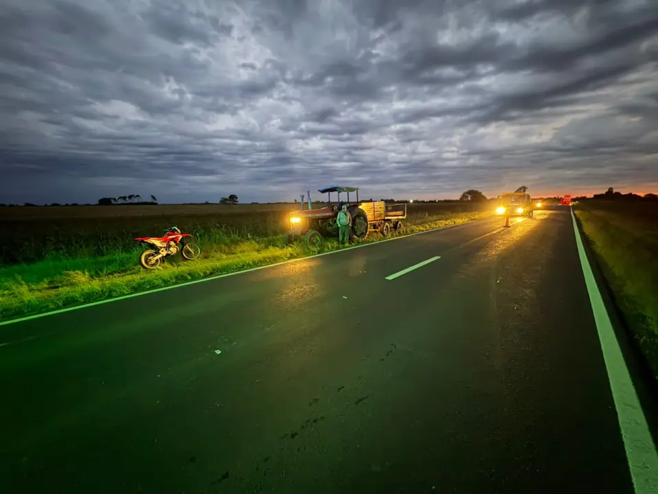 Colisión entre una motocicleta y un tractor deja un herido en Florencia