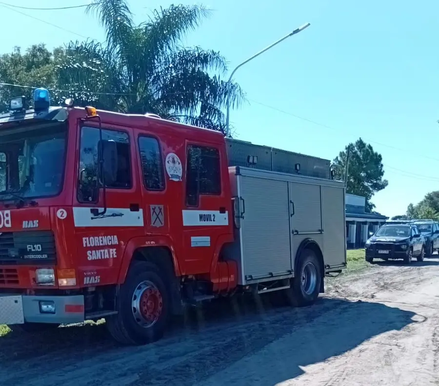 Eficaz intervención policial y colaboración vecinal neutralizaron un incendio en una vivienda