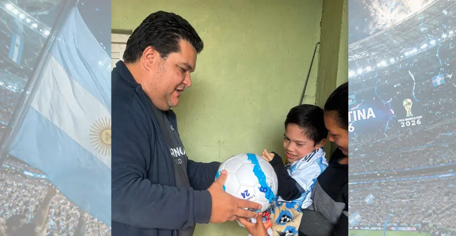 El intendente entregó la primera pelota del Mundial