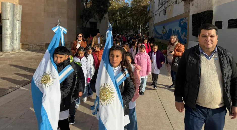 Emoción y orgullo: alumnos de Florencia prometieron lealtad a la bandera en Rosario