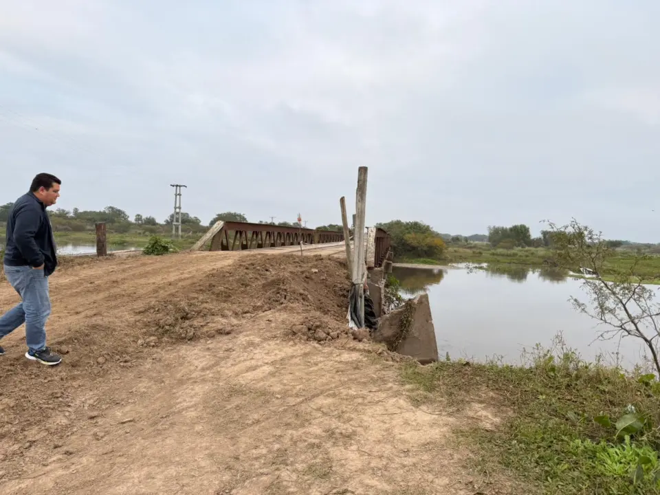 El intendente Fabio Villa supervisó las intensas tareas de mejoras en el camino a Puerto Piracuá