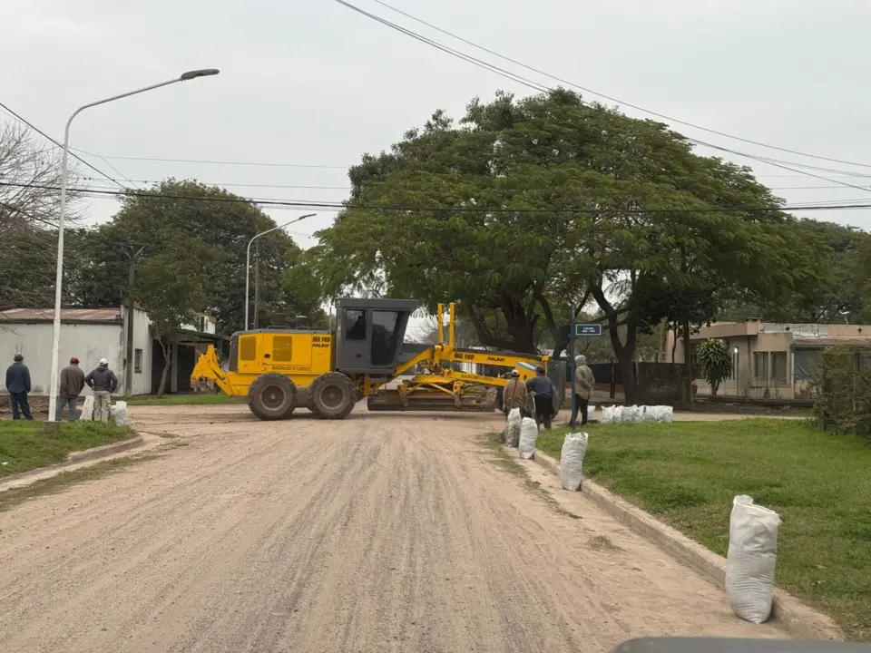 Avanzan los trabajos de mejoramiento vial y limpieza de cordones cuneta en la localidad