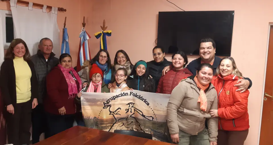 El municipio obsequió un estandarte oficial a la agrupación folklórica Cayé Carapé por sus 25 años