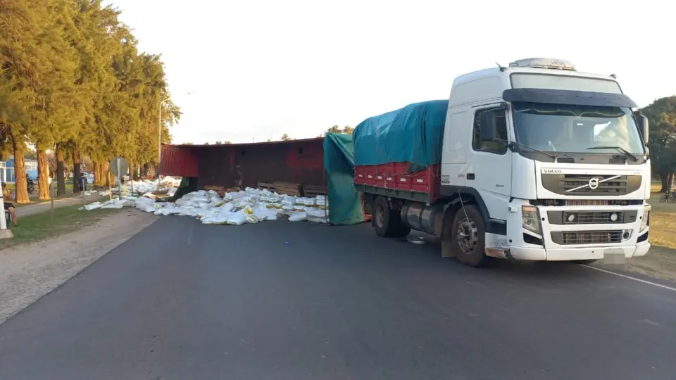 Volcó el acoplado de un camión cargado con alimentos balanceados