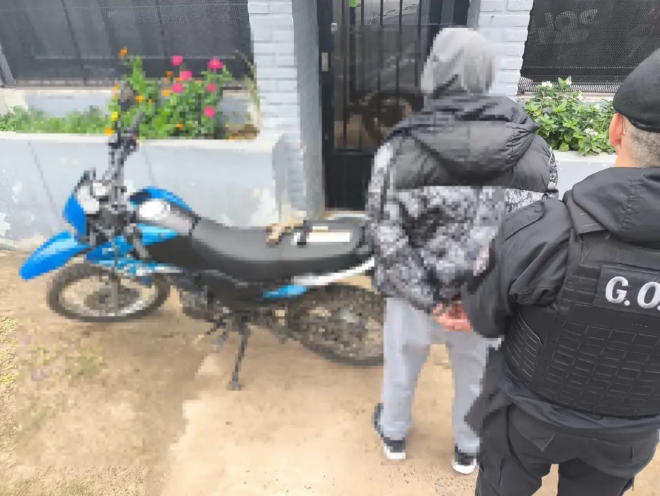 Detienen a un hombre tras golpear, amenazar con un arma a su vecino y ocultarla en un lavarropas