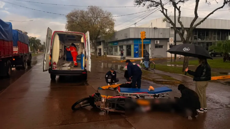 Dos mujeres resultaron lesionadas tras derrapar en motocicleta en la Ruta 11
