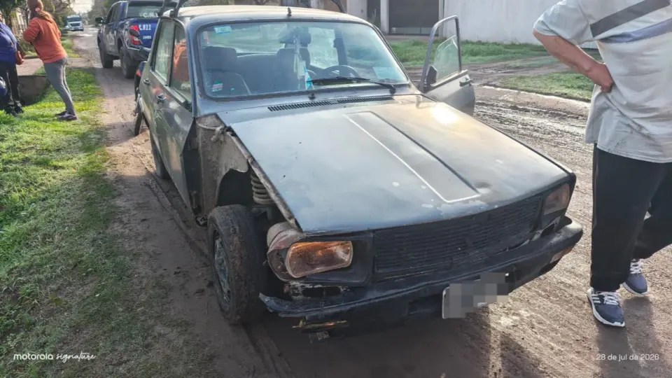 Chocó contra una ambulancia del 107 y le secuestraron el auto